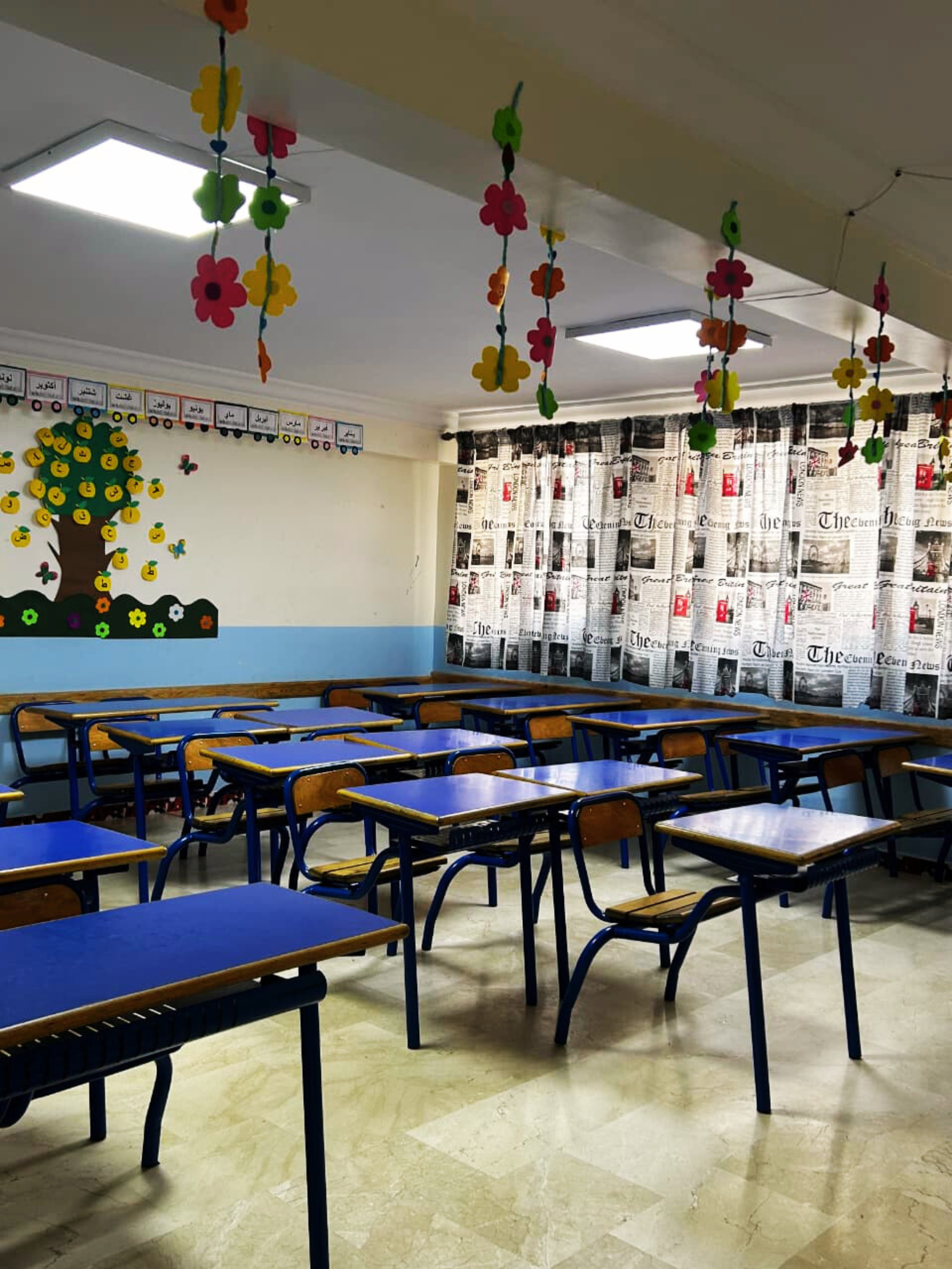 Salle de classe du Groupe Scolaire Al Jisr avec pupitres et chaises à Meknès
