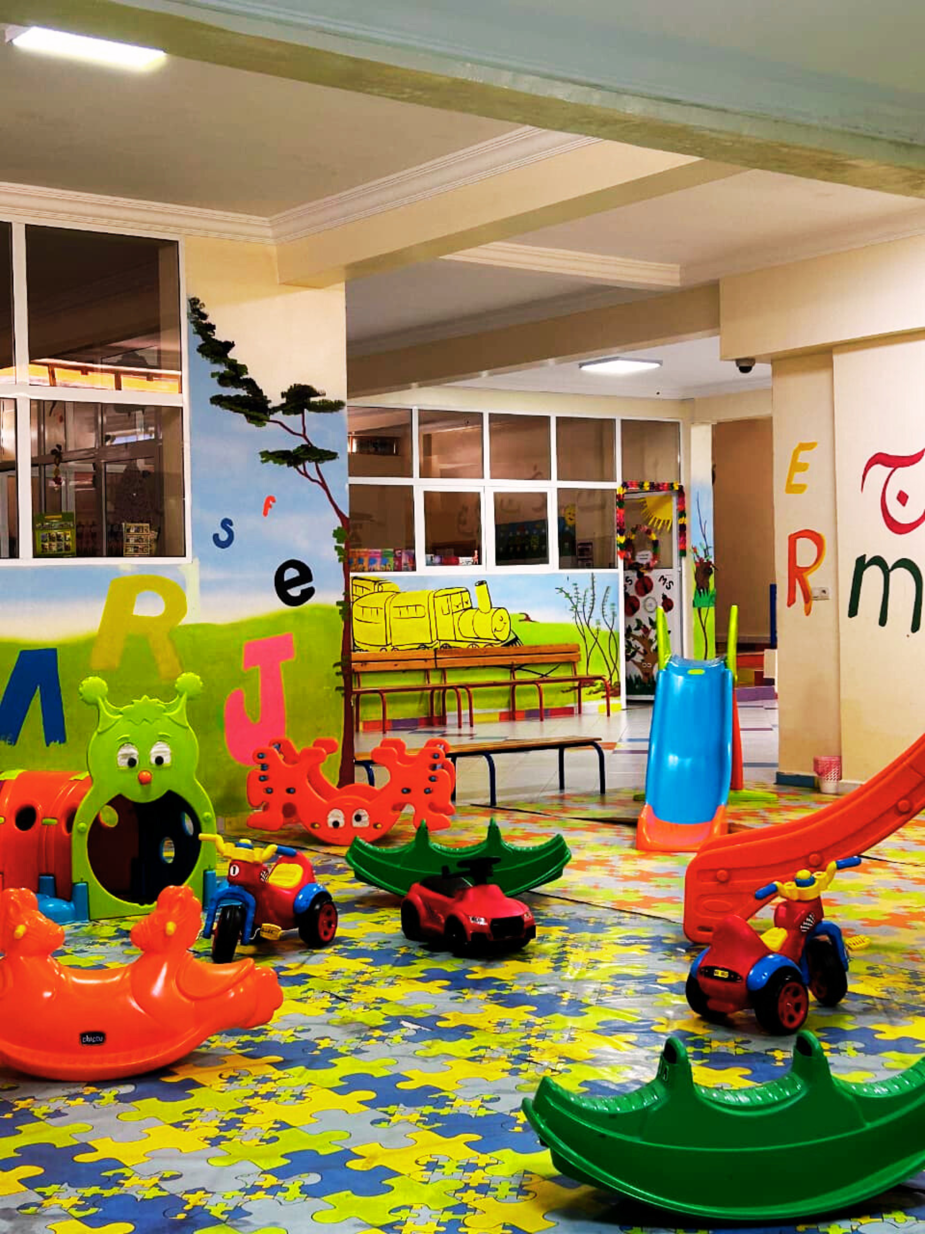 Espace maternelle avec jeux éducatifs pour enfants au Groupe Scolaire Al Jisr Meknès